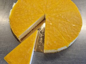 Cheesecake mit Crumbleboden und saisonalem Fruchtspiegel