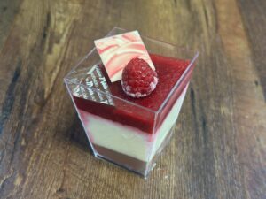 Panna Cotta mit Saisonfrüchten