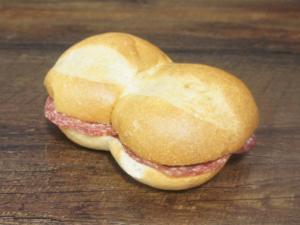 Wasserweggen gefüllt mit Salami