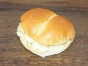 Milchweggli gefüllt mit Eiermousse