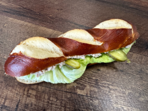 Laugenstange gefüllt mit Thon