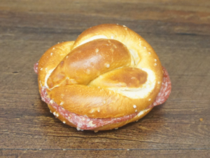 Silserli Brezeli gefüllt mit Salami
