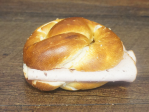 Silserli Brezeli gefüllt mit Fleischkäse