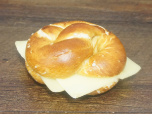 Silserli Brezeli gefüllt mit Käse