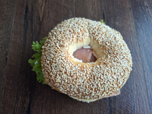 Bagels gefüllt mit Lachs, Avocado & Schnittlauch