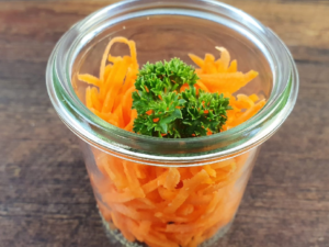 Rüeblisalat im Gläsli Apero