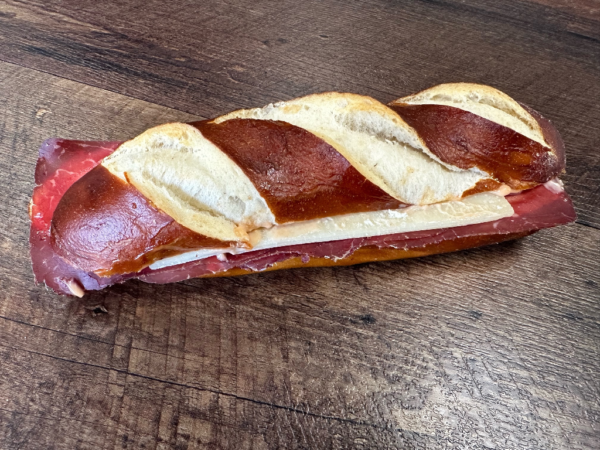 Laugenstange gefüllt mit Mostbröckli/Parmesan